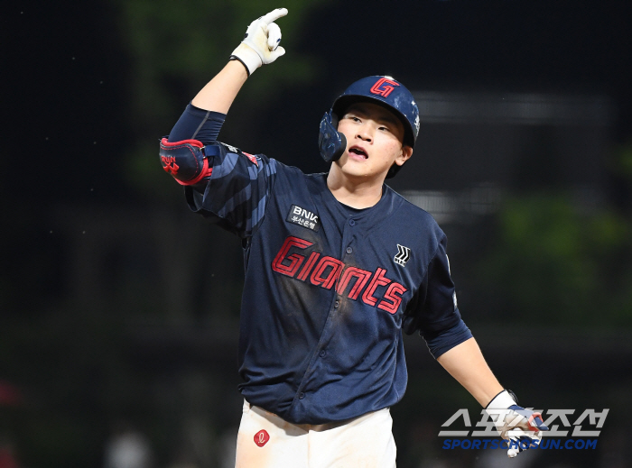 롯데 2위 탈환! 유강남 결승타 → 박찬형 쐐기타…'습도 90%' 광주 폭염 이겨낸 승리, 5대2 KIA 격파 