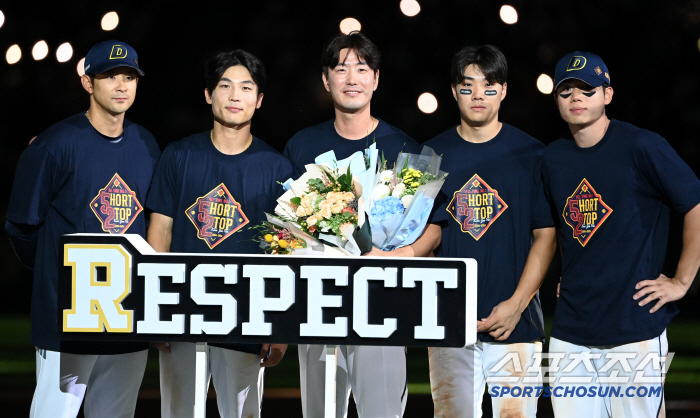 [포토] 김재호, 강승호 이유찬 박준순 오명진과 함께