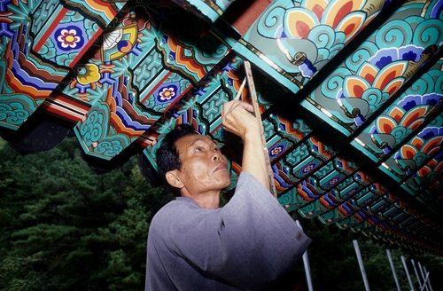 화려한 색으로 빚은 한국의 무늬, 단청…석운 홍점석 기증전