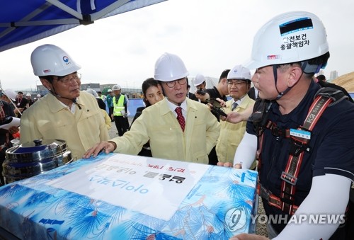 (세종=연합뉴스) 배재만 기자 = 김민석 국무총리가 7일 세종시 국립도시건축박물관 건설 현장을 찾아 폭염 대비 휴게시설 등 근로 환경을 점검하고 있다. 2025.7.7 scoop@yna.co.kr