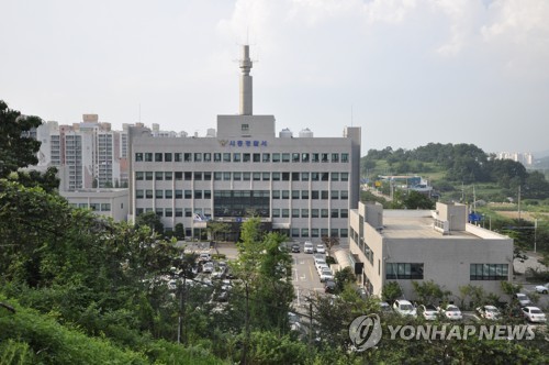 훔친 차로 경찰관 들이받은 뒤 도주한 10대들…경찰 추적 중