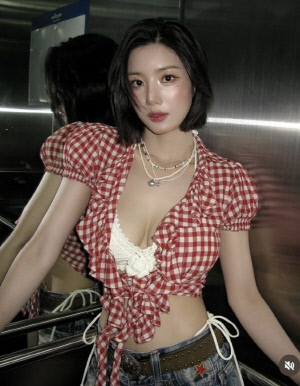 [SCin스타] ‘체크 셔츠 속 터질 듯한 몸매’ 권은비, 워터밤 비하인드 대방출…올해도 찢었다