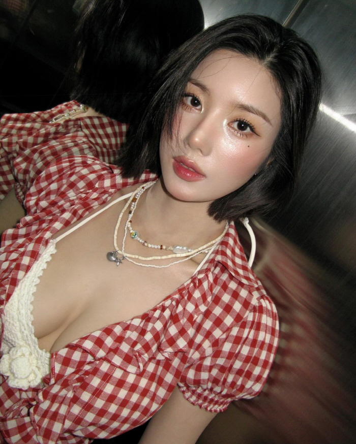 [SCin스타] ‘체크 셔츠 속 터질 듯한 몸매’ 권은비, 워터밤 비하인…
