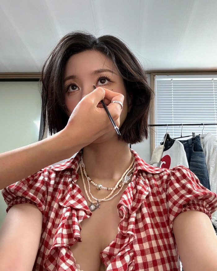 [SCin스타] ‘체크 셔츠 속 터질 듯한 몸매’ 권은비, 워터밤 비하인…