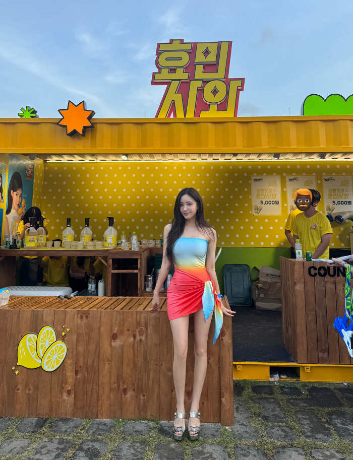 [SCin스타] ‘바비인형 실화?’ 비키니 입고 워터밤 찾은 효민, 압도…