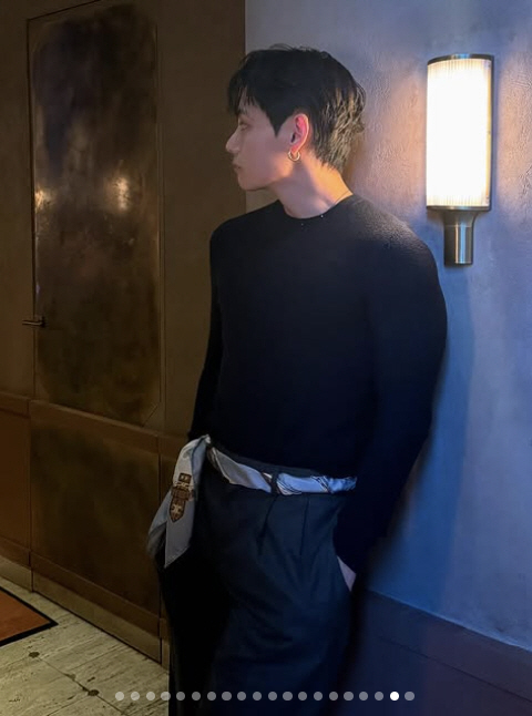 BTS 뷔, 상탈 벌크업 근육美 폭발...프랑스 파리 '발칵'