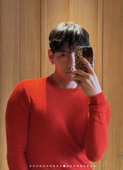 BTS 뷔, 상탈 벌크업 근육美 폭발...프랑스 파리 '발칵'
