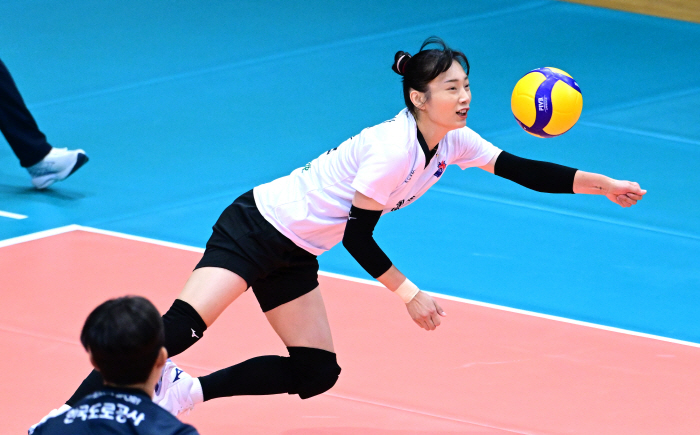 "배구 더 오래하고 싶어서"…어쩌면 운명, 멈추지 않은 문정원의 배구시계…