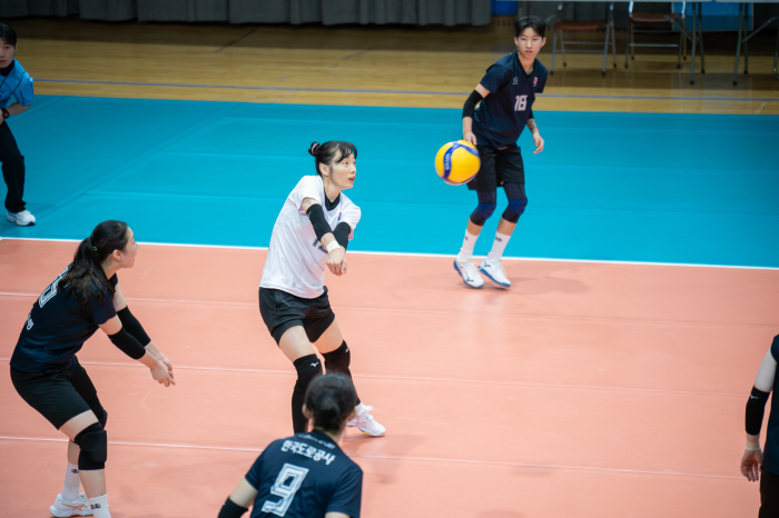 "배구 더 오래하고 싶어서"…어쩌면 운명, 멈추지 않은 문정원의 배구시계…
