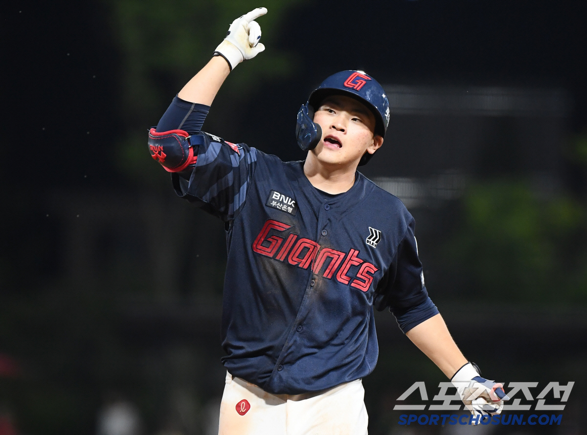 데뷔 첫 3안타 인생경기 → 타율 0.452 불방망이…'불꽃야구' 당돌한…