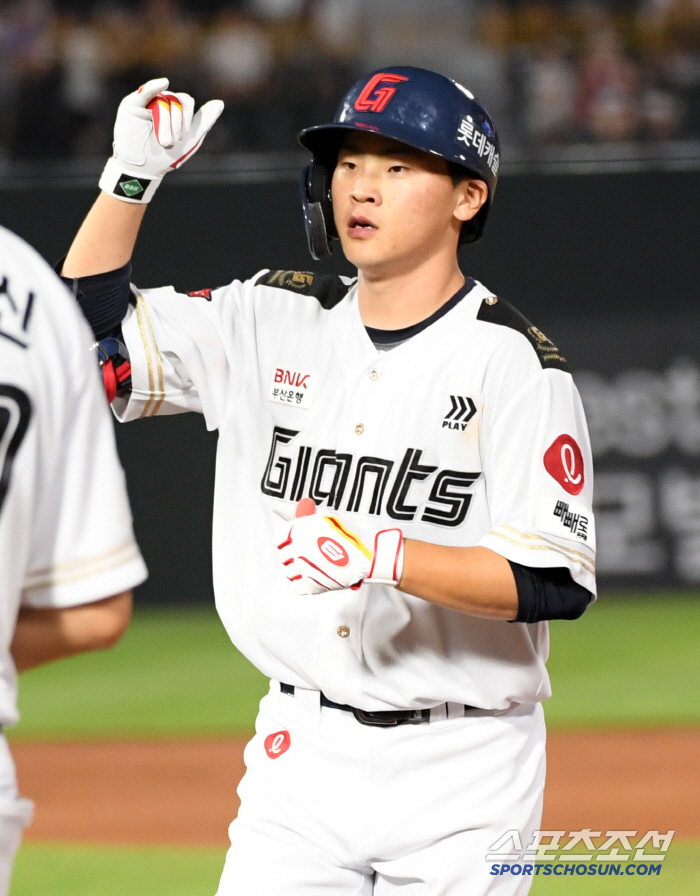 데뷔 첫 3안타 인생경기 → 타율 0.452 불방망이…'불꽃야구' 당돌한…