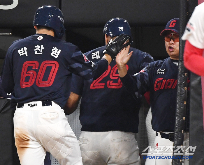 데뷔 첫 3안타 인생경기 → 타율 0.452 불방망이…'불꽃야구' 당돌한…