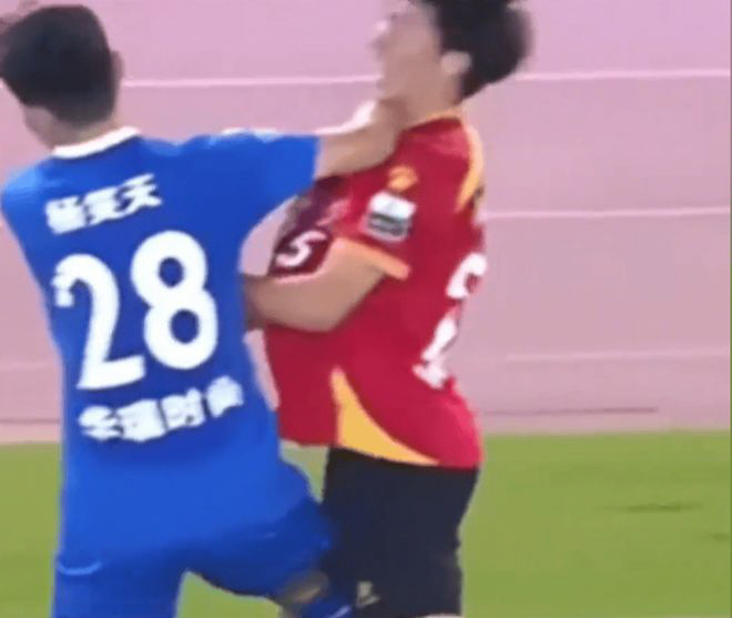 '여기가 UFC야?' 중국 수준 심각...아마추어 리그서 폭력 반칙→中 매체도 절레절레 