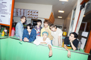 방탄소년단 '다이너마이트', 10년간 전세계서 가장 많이 재생된 노래 34위