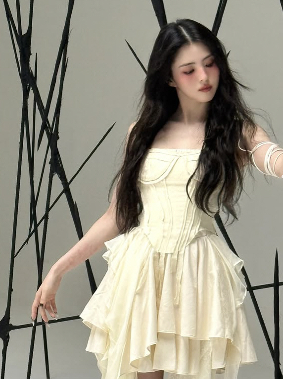 한소희, 절개 드레스로 '골반 문신' 노출..퇴폐美 폭발