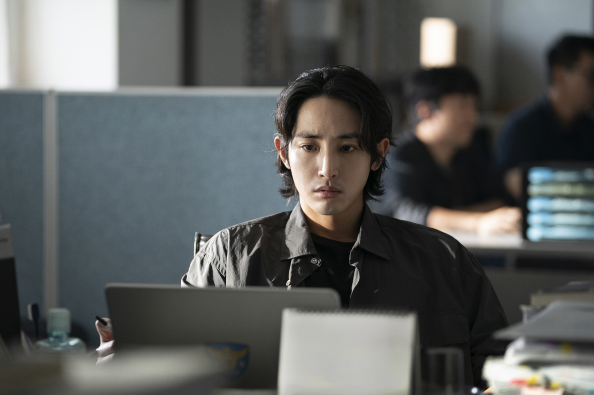 “성적 관계 선이 보인다고?” 이수혁→이다희 파격 변신 ‘S라인’, 칸 …