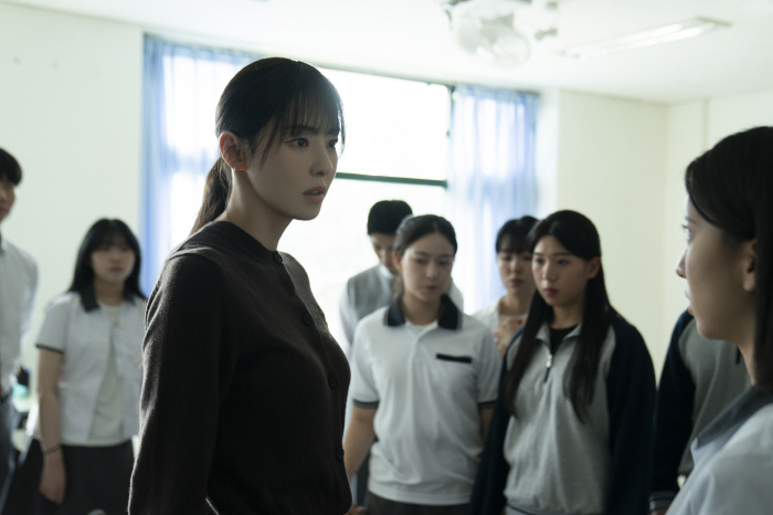 “성적 관계 선이 보인다고?” 이수혁→이다희 파격 변신 ‘S라인’, 칸 …