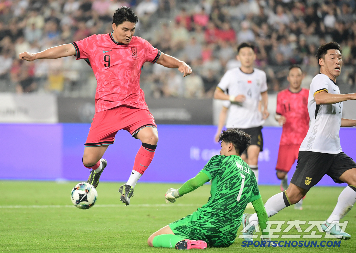 7일 축구대표팀이 용인미르스타디움에서 동아시안컵 중국과 첫 경기를 펼쳤다. 슈팅을 시도하는 주민규. 용인=송정헌 기자 songs@sportschosun.com/2025.07.07/
