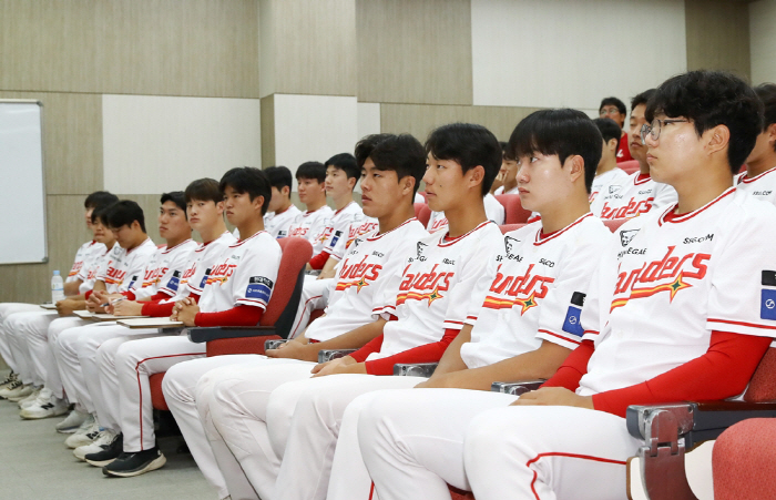 "선수가 아닌 사람을 키운다" 야구단 아니고 대학인가? 왜 정성을 들일까…
