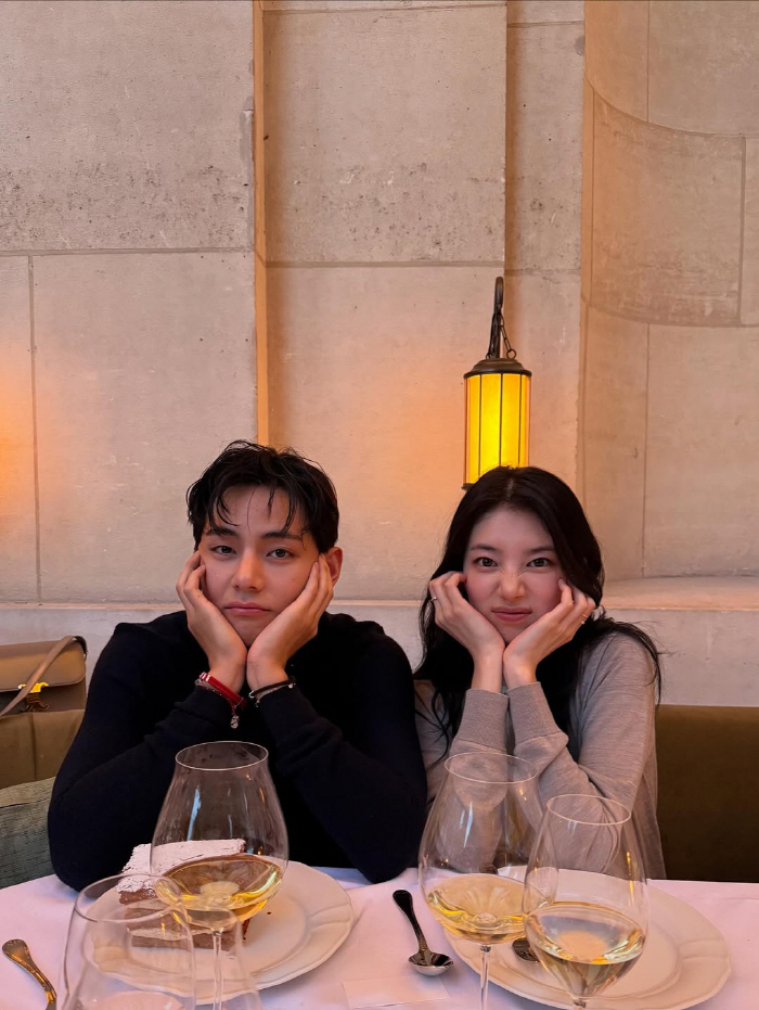 BTS 뷔·수지, 1살 연상연하의 '달달' 눈빛...'국위선양' 비주얼로…