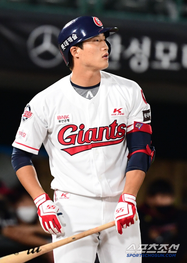 또 롯데 덮친 '헤드샷' 악몽 → 김태형 감독도 주목한 '포수 마스크 투혼' 주인공, 경기중 병원 이송…골절 진단 [퓨처스]