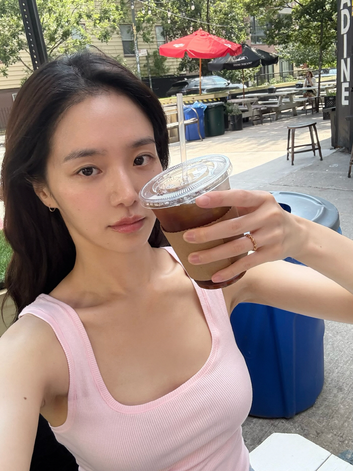 [SCin스타] '오겜3' 박규영, 뉴욕에서 여유 만끽…비키니부터 민소매…