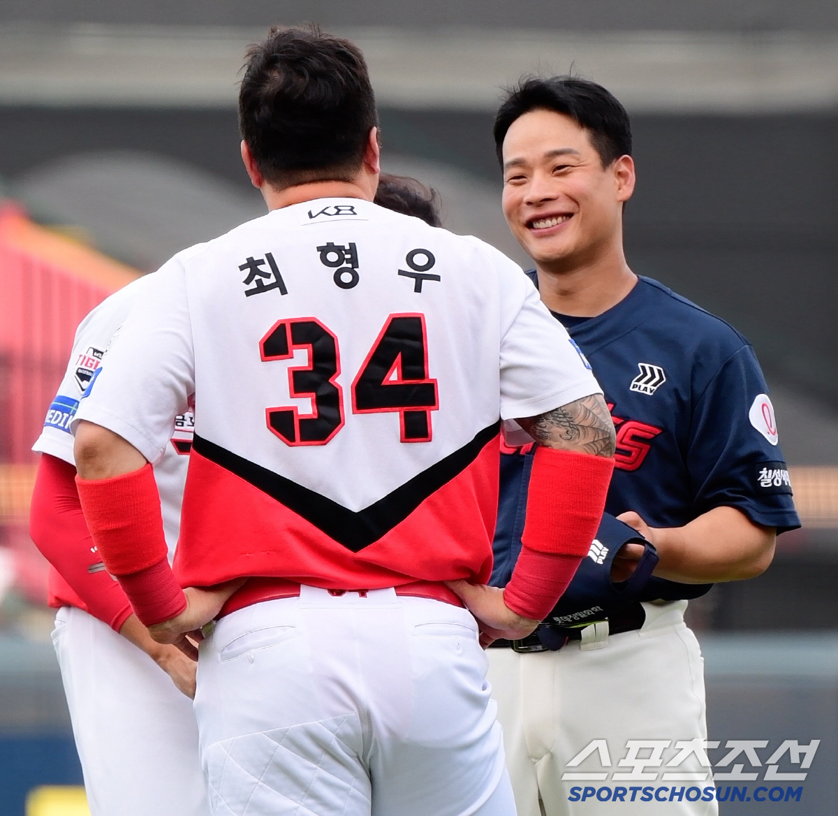 최형우 문안 인사 온 거인 코치, 은퇴 후 첫 만남...캡틴과도 뜨거운 …