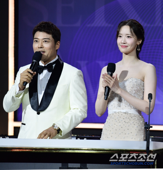 [공식] 전현무·임윤아 '청룡'으로 다시 한번..청룡시리즈어워즈 마이크 …