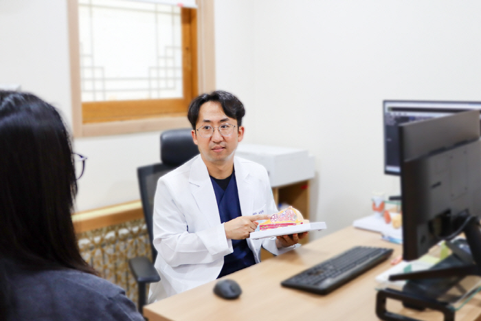 "갑자기 가슴이 왜 아프지?"…여성들 비주기적 통증 땐 '이것' 의심