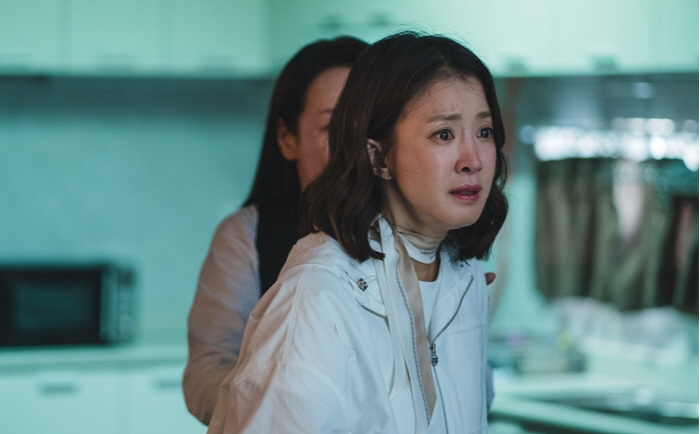 이시영, '이혼 후 둘째 임신' 사생활 속에서도 본업...두 눈에 맺힌 …