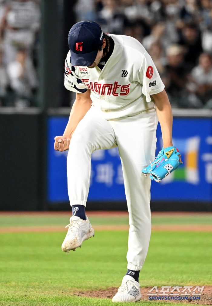 [포토] 정철원, 김민석 삼진 잡고 환호!
