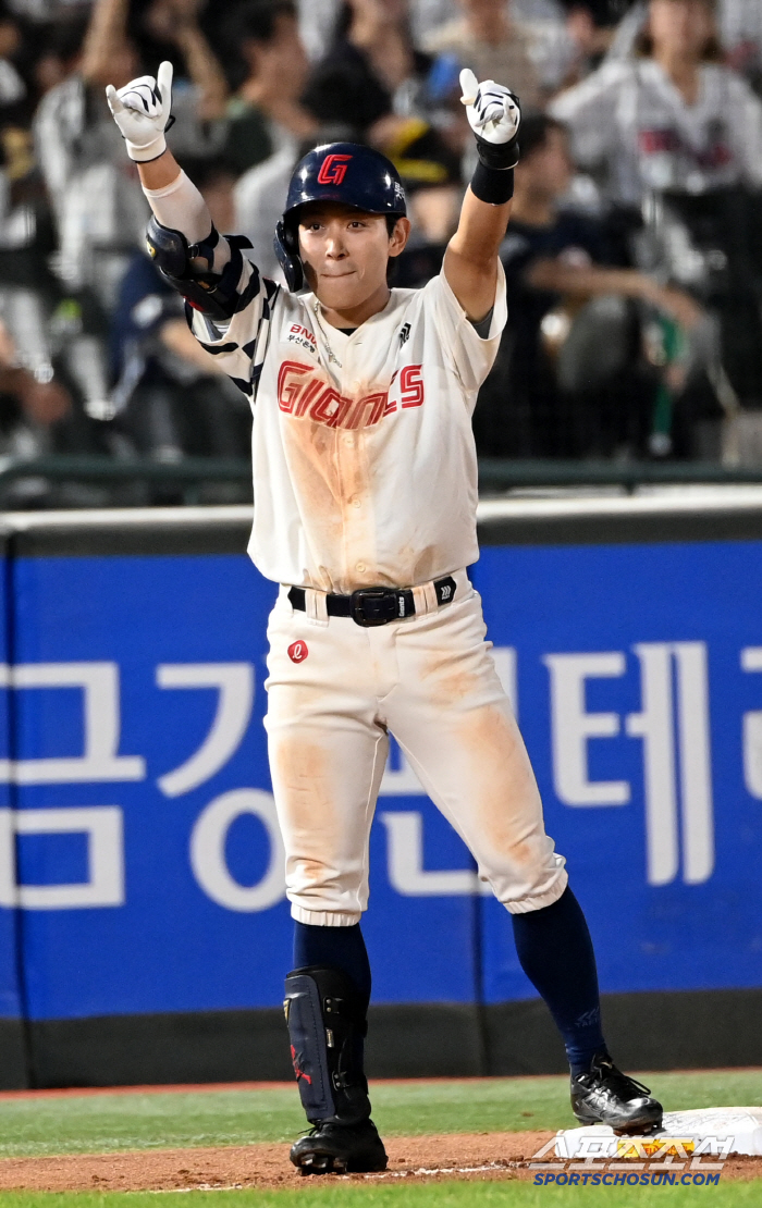 [포토] 3루타 황성빈, 두 팔 번쩍!