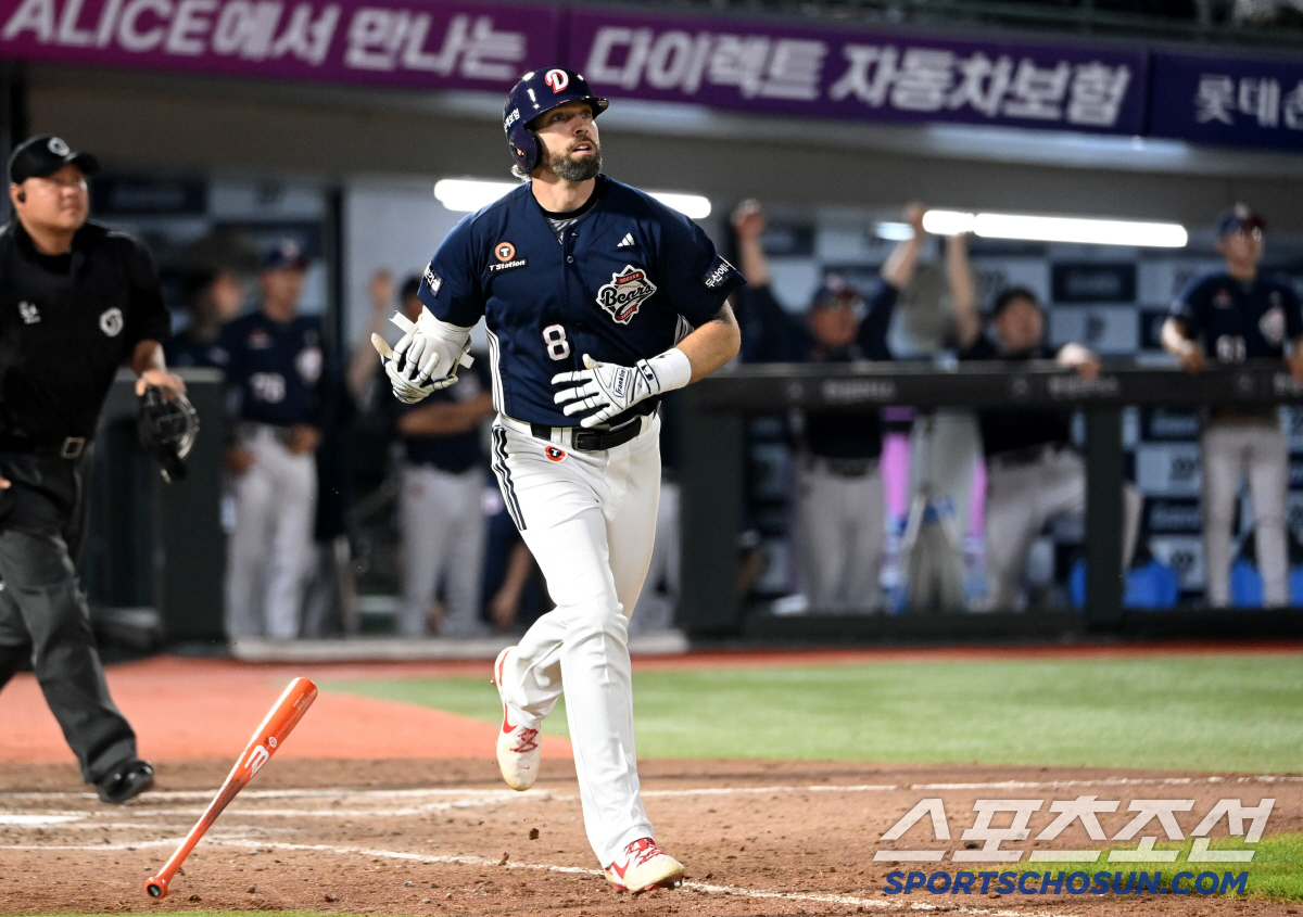 [포토] 케이브, 8회 동점 투런포!