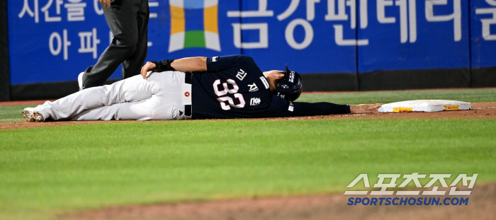 [포토] 바짝 엎드린 김재환, 저 세이프 맞죠?