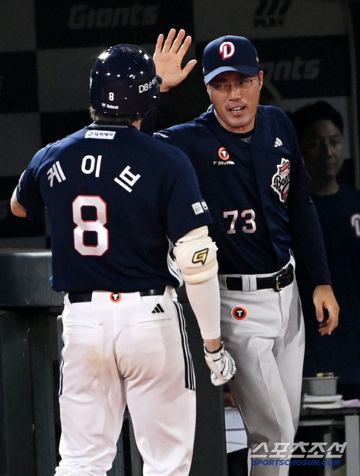 [포토] 조성환 감독대행, 연타석포 케이브 파워에 깜짝