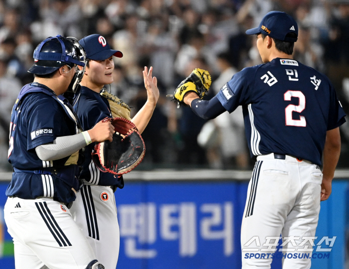 247일만의 컴백 → 유니폼 갈아입은 사직 아이돌, 부산팬과 첫만남 어땠…