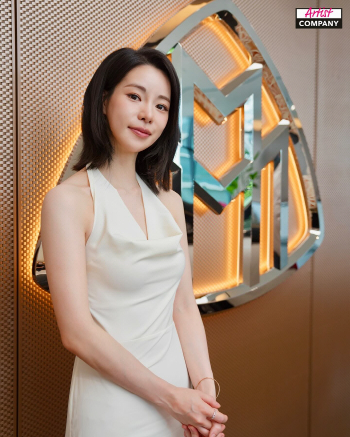 [SCin스타] ‘이도현♥’ 임지연, 순백 드레스+누드톤 메이크업 ‘청초…