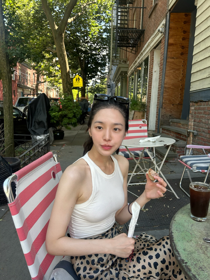 박규영, '칼로리 폭탄' 美햄버거 먹고도 이 몸매 가능…패션모델급 뉴요커…