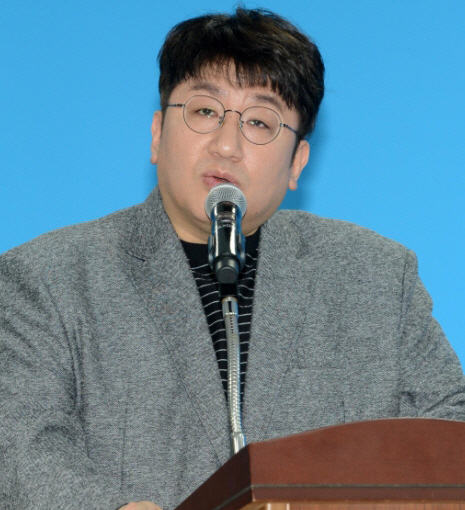 방시혁 ‘2000억 상장 사기’ 혐의 검찰 고발 방침…하이브 “소명하겠다…