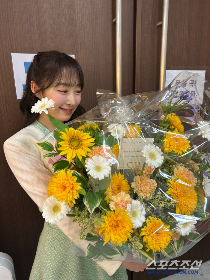 우주소녀 수빈, 뮤지컬 '번 더 위치' 첫공 성료…"새로운 도전 즐거움 …