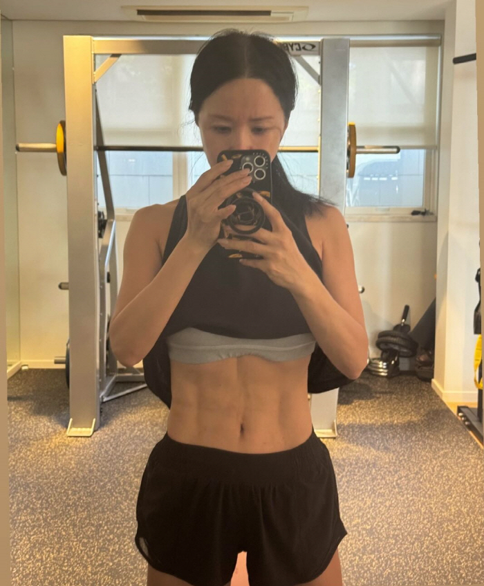 55세에 이 복근, 말이돼?…엄정화, 뚜렷한 '王'자 "운동을 얼마나 한…
