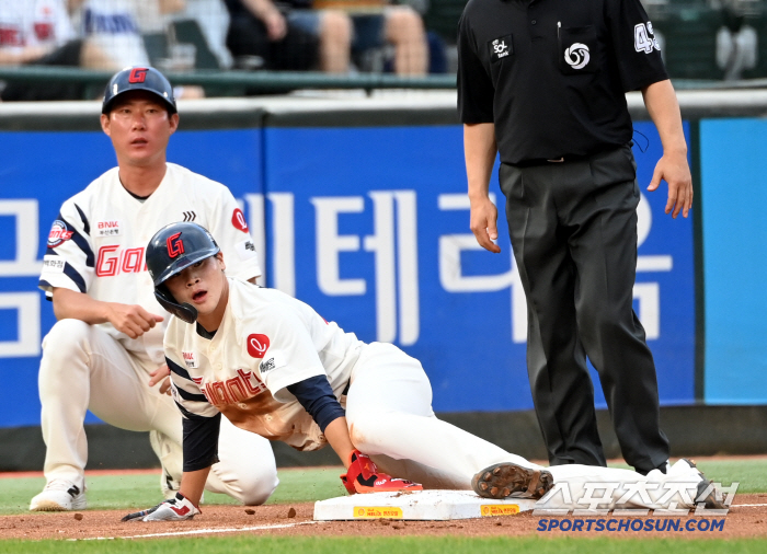 [포토] 3루 쇄도 박찬형, 저 살았죠?