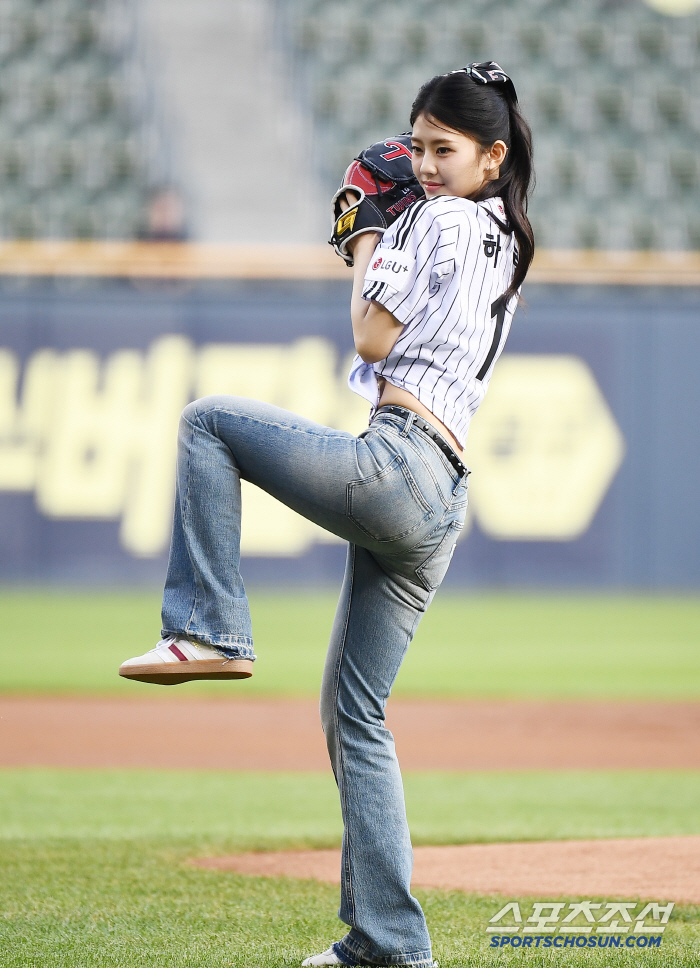 [포토] 키라스 하린의 깜찍한 시구