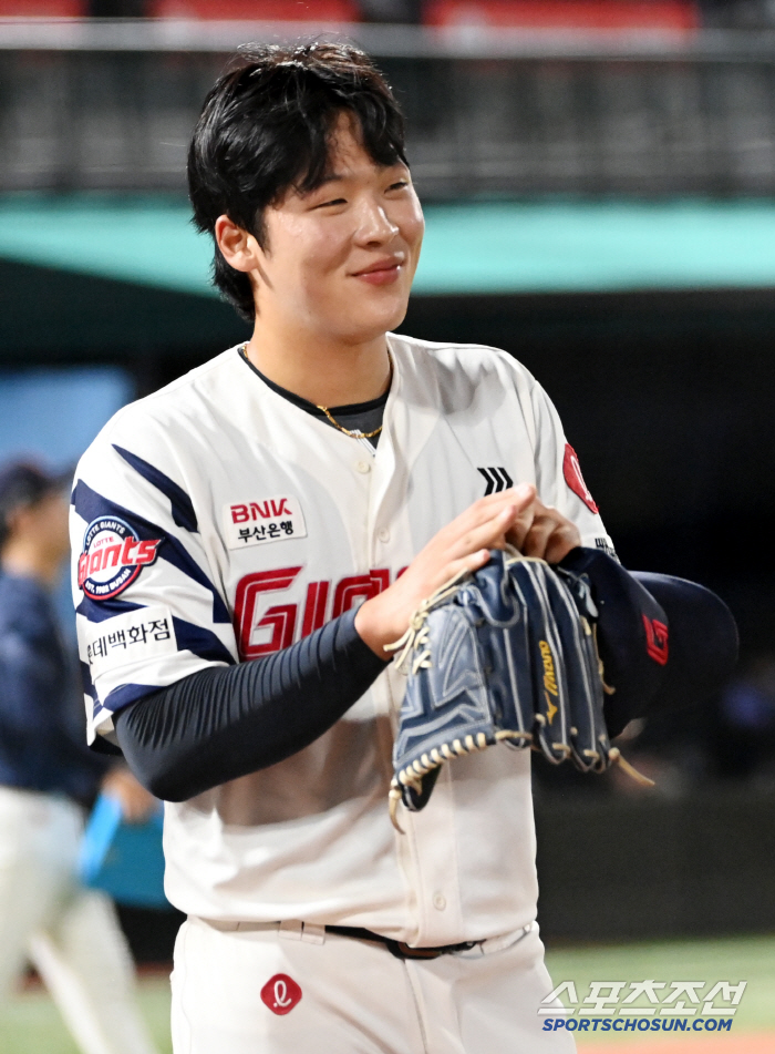 [포토] 미소짓는 이민석, 수비진 덕분에