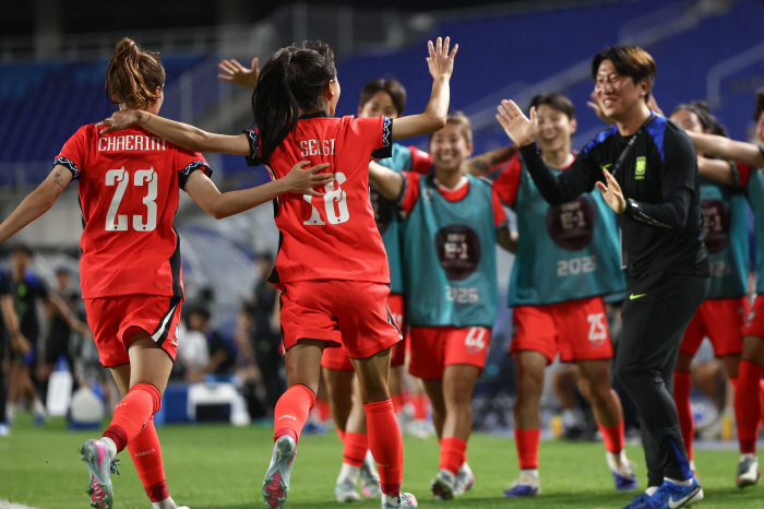 '중거리 슛 한 방!'→'역습 한 방!' 선제골 허용한 한국, 동점골로 만회...중국전 1-1 균형 유지 [중국전 전반리뷰]