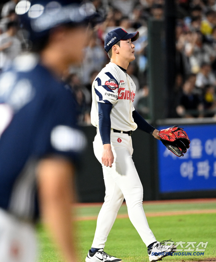 [포토] 최준용, 강승호에 동점 2타점 적시타 허용
