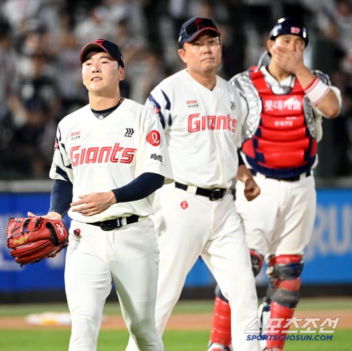 [포토] 최준용, 9회 동점 내주고 강판