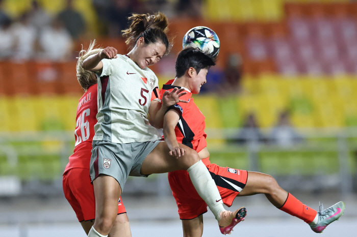 [현장에서]매너에서 완패! 中 소림축구 '살인태클' 나왔다...'韓 에이…