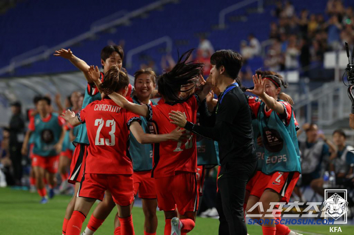 "대륙 울린 극장 원더골!이래서 지메시" 지소연"어린선수들과 함께 中에 …
