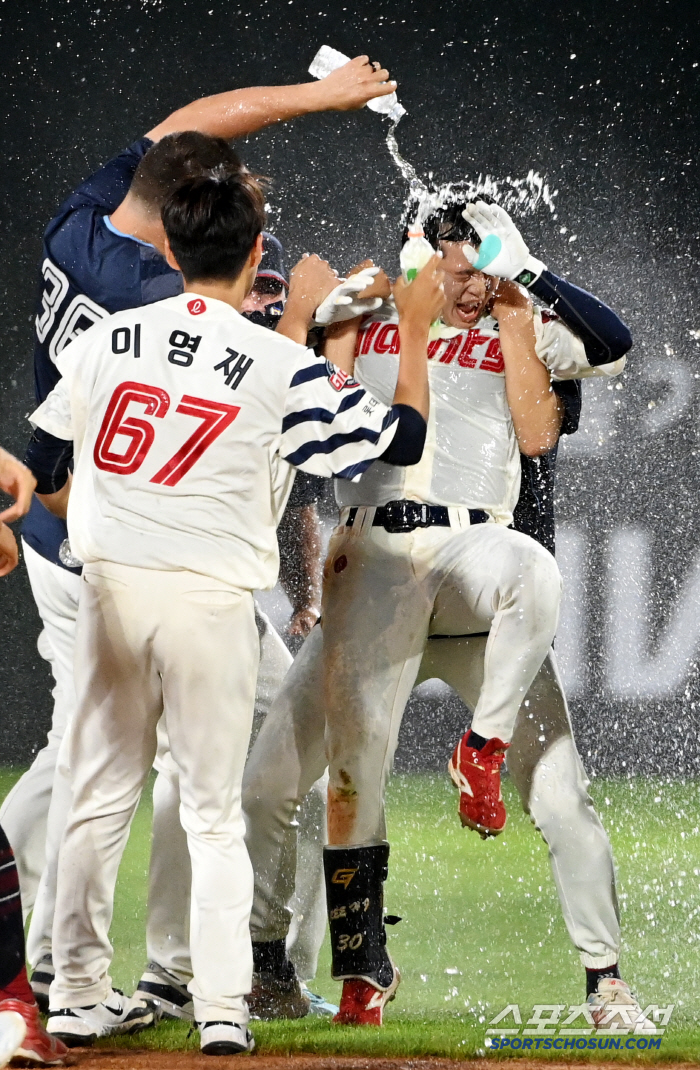 [포토] 끝내기안타 이호준, 오늘은 샤워 필요없어